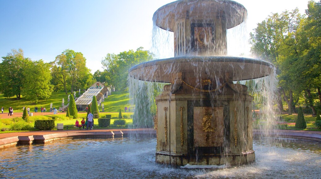 Peterhofs palats och trÀdgÄrd som inkluderar historisk arkitektur och en fontÀn