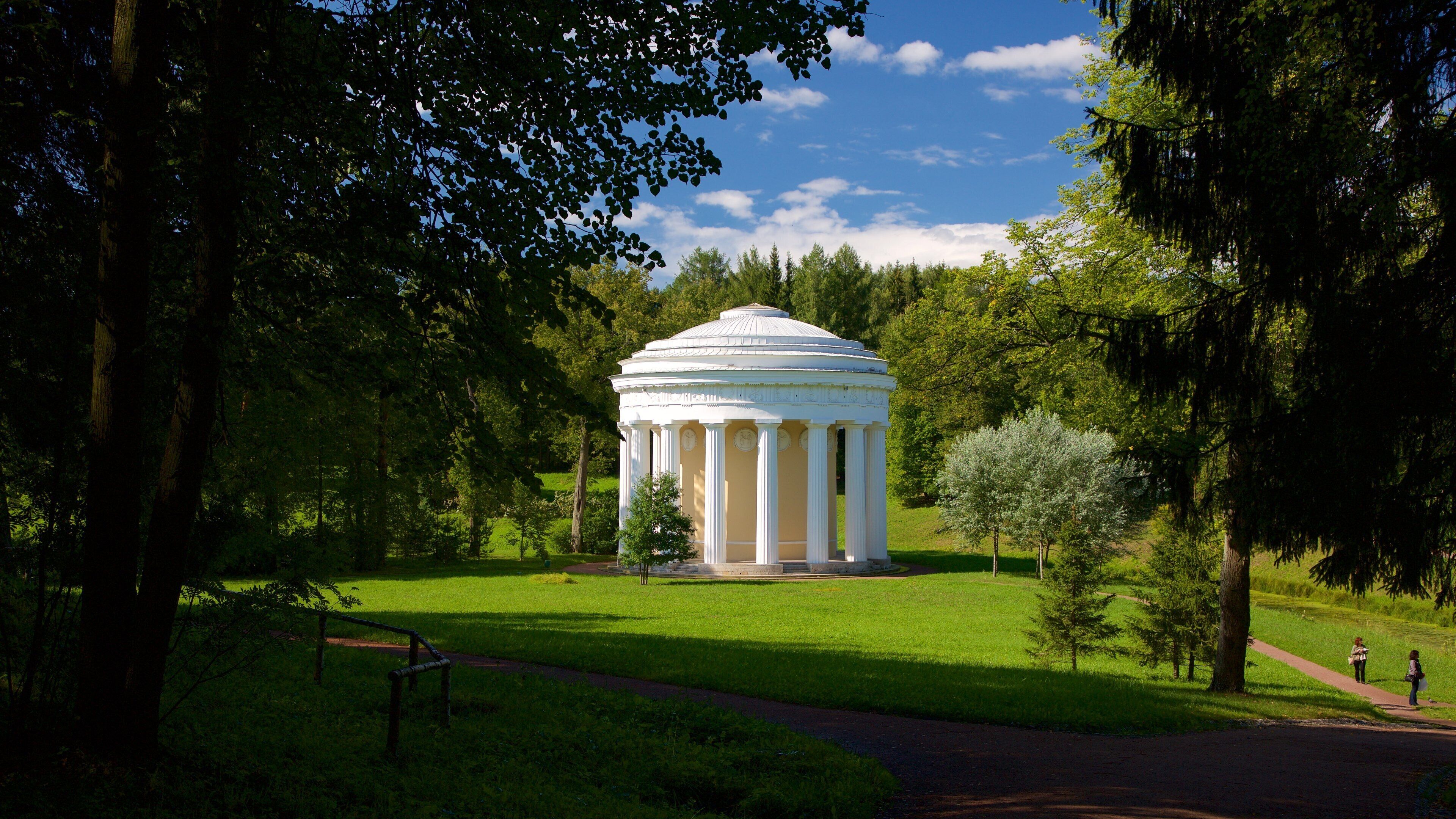 Pavlovsk Palads Og Park som viser en park