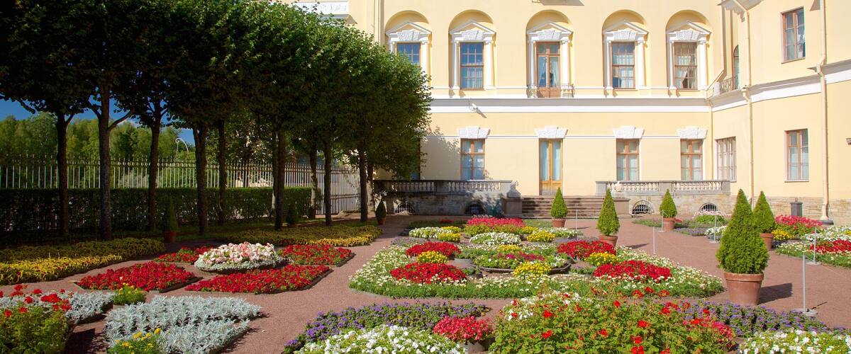 Pawlowsk-Palast und Park das einen historische Architektur und Blumen