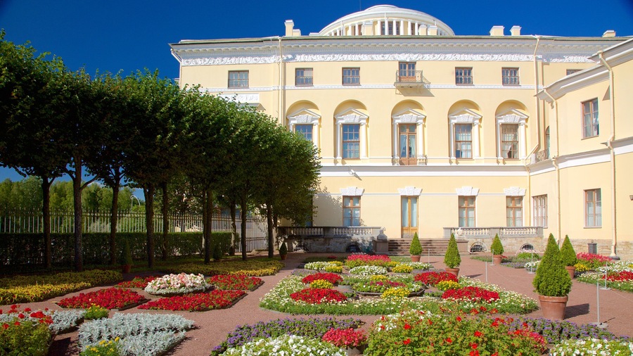 Pavlovsk Palace and Park showing flowers and heritage architecture