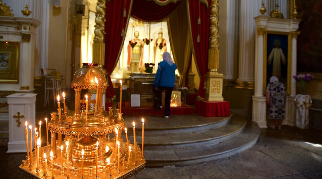 Alexander Nevsky Lavra mostrando uma igreja ou catedral e vistas internas