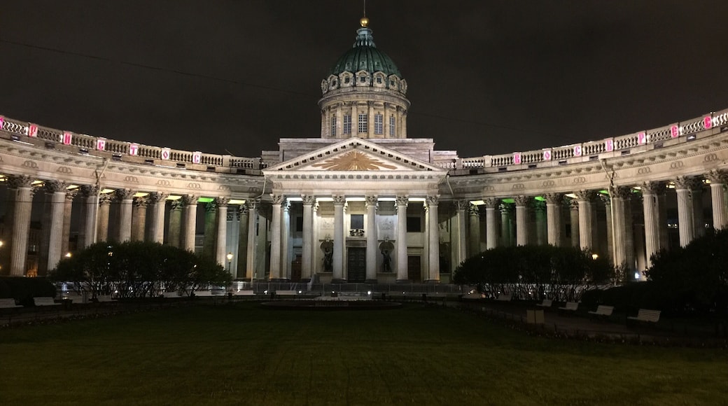 Everything looks more beautiful at night! ☺️ #Russia #viewatnight