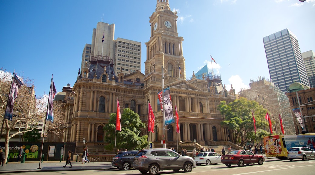 Sydney Town Hall som visar historisk arkitektur, stadsutsikter och en stad
