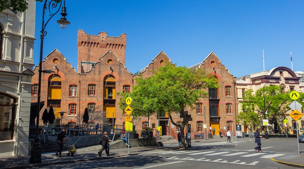 Circular Quay showing heritage elements and street scenes