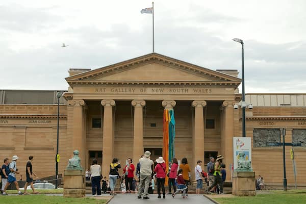 Die Kunstgalerie New South Wales mit klassischer Architektur, darunter Säulen und Giebel.