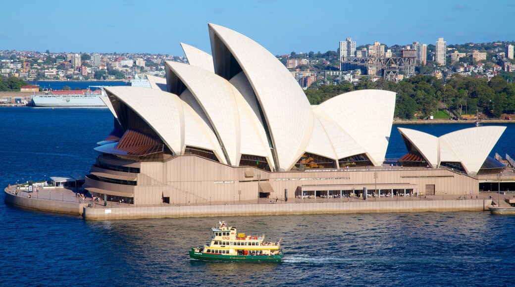 Ópera de Sídney mostrando una bahía o un puerto, embarcaciones y música