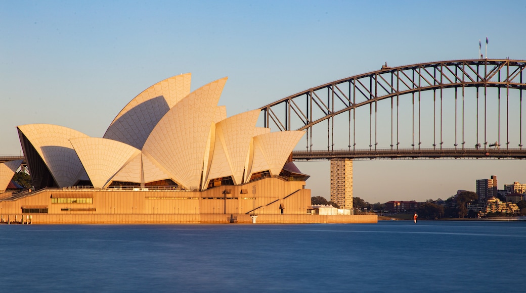 Mrs. Macquarie\'s Chair showing a sunset, a monument and a bridge