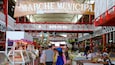 Ein belebter Markt mit einem Schild, auf dem