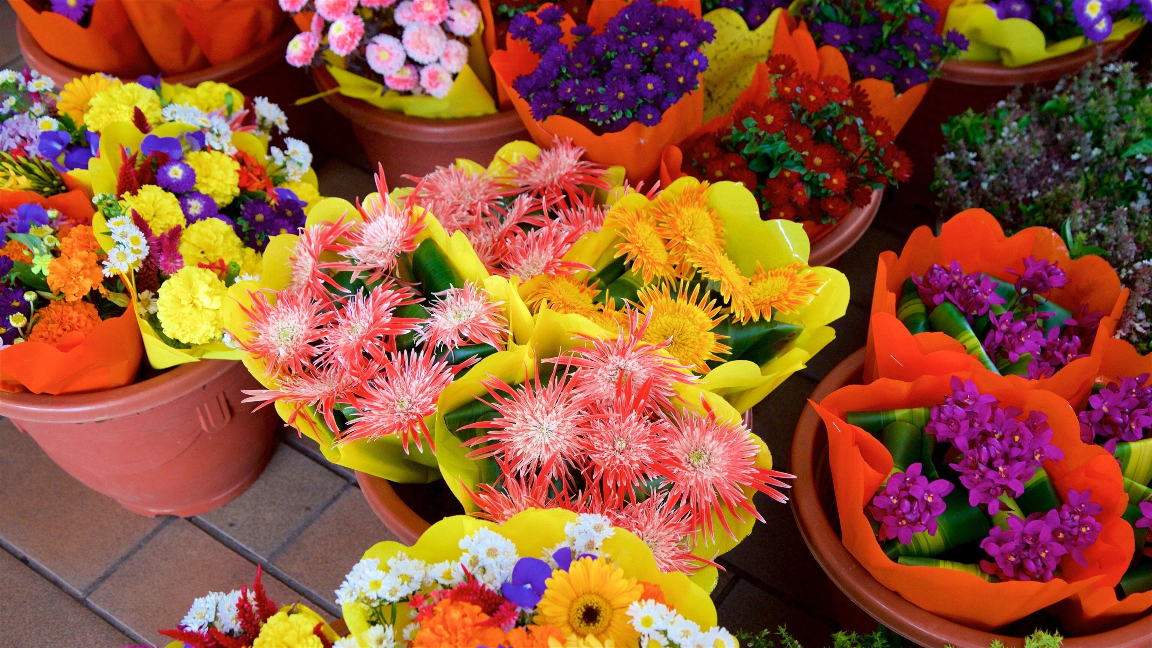Mercado de Papeete mostrando flores