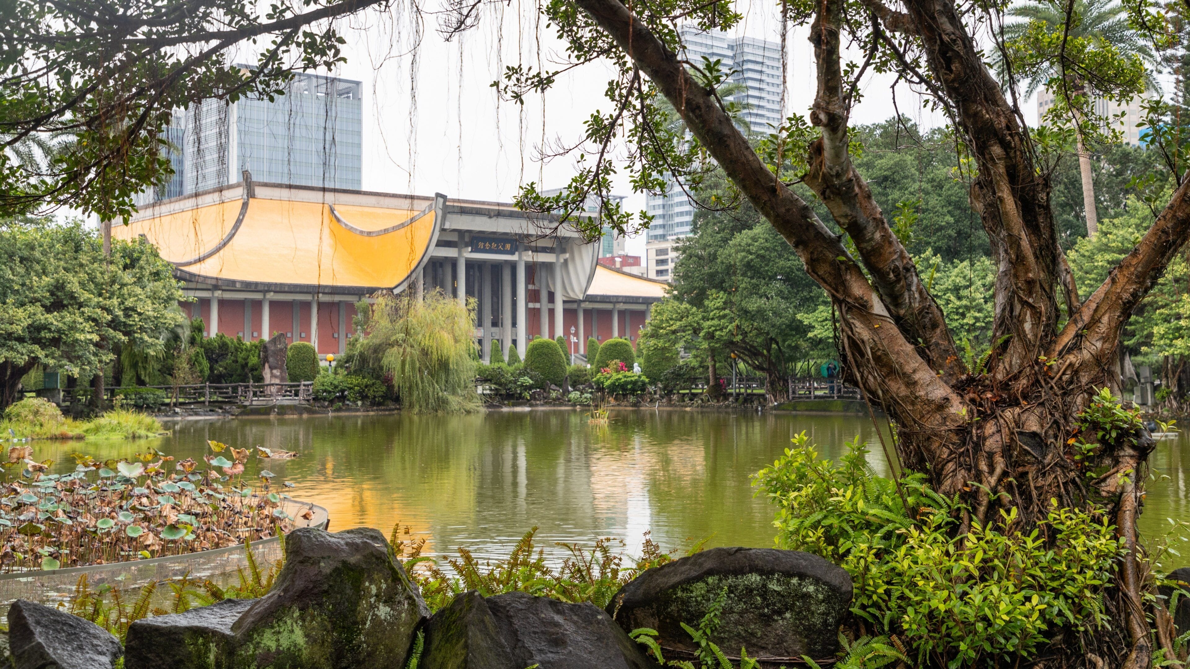 Sun Yat-Sen Memorial Hall featuring a pond