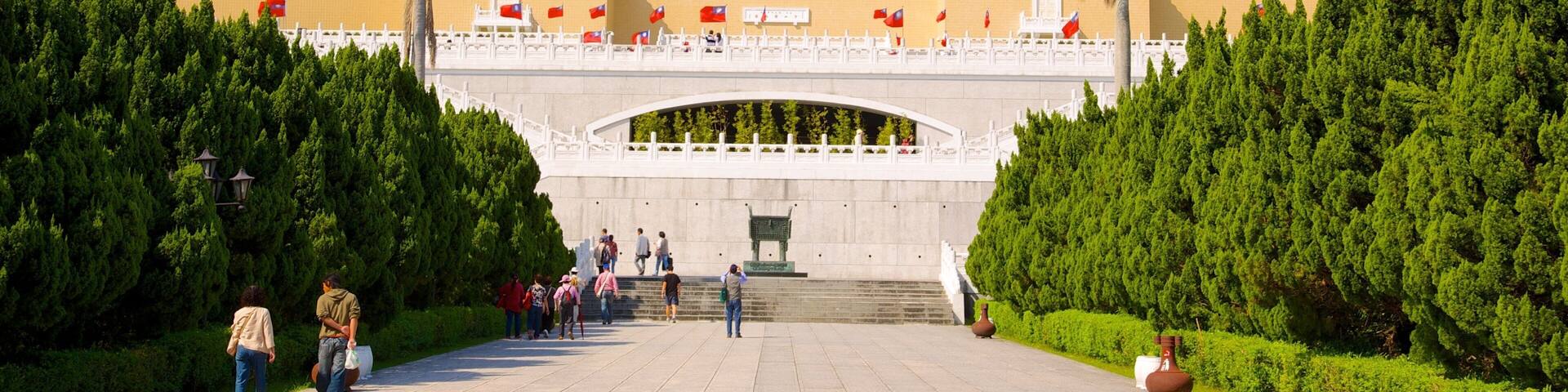 National Palace Museum which includes a park and heritage elements as well as a small group of people