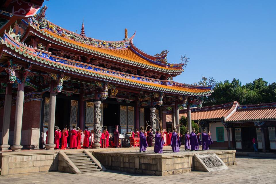 Un temple chinois traditionnel à l’architecture riche et élaborée, avec des toits aux couleurs vives et des décorations complexes.