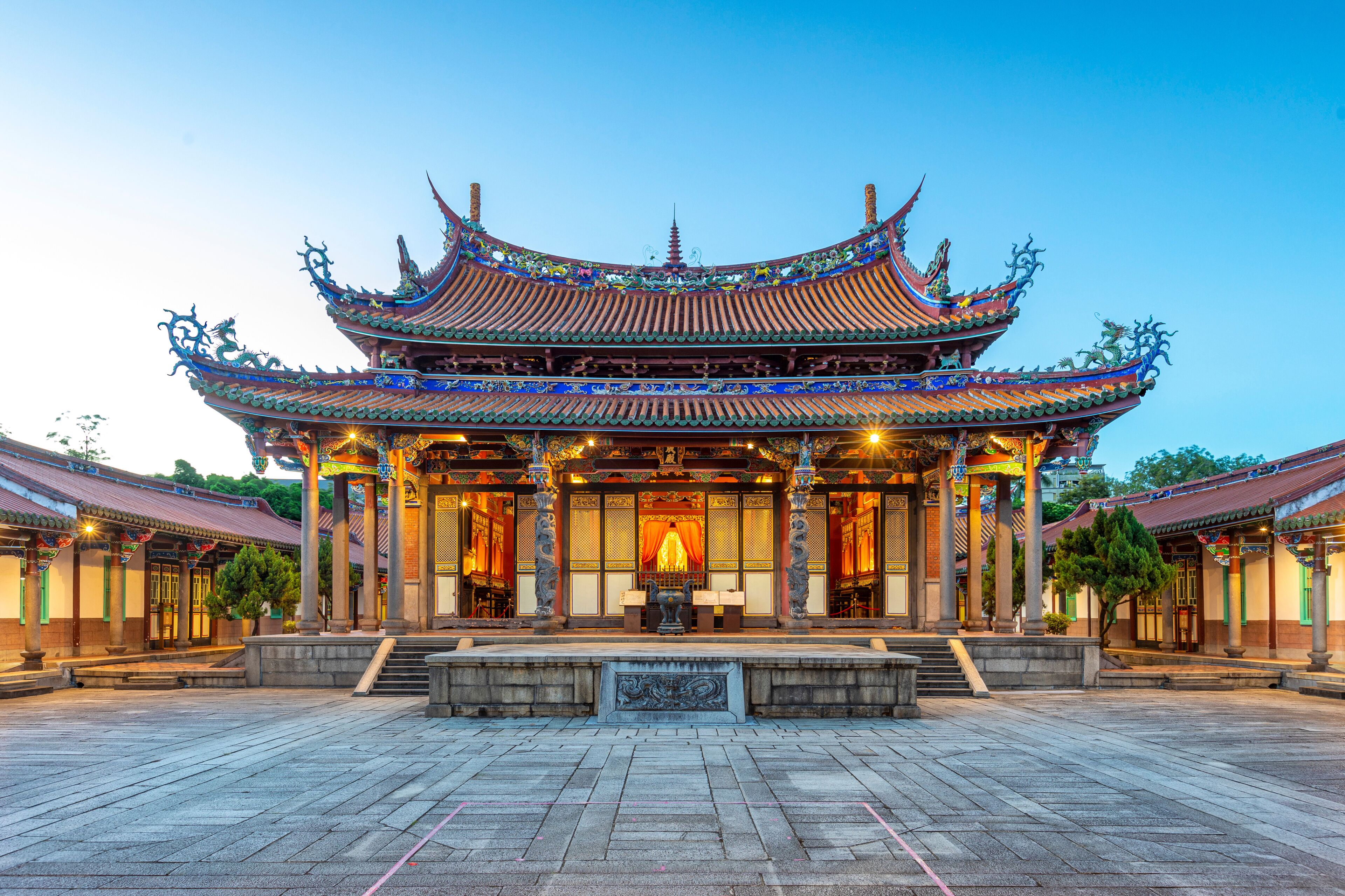 Um edifício tradicional chinês com arquitetura elaborada, incluindo um telhado em vários níveis e colunas decorativas.
