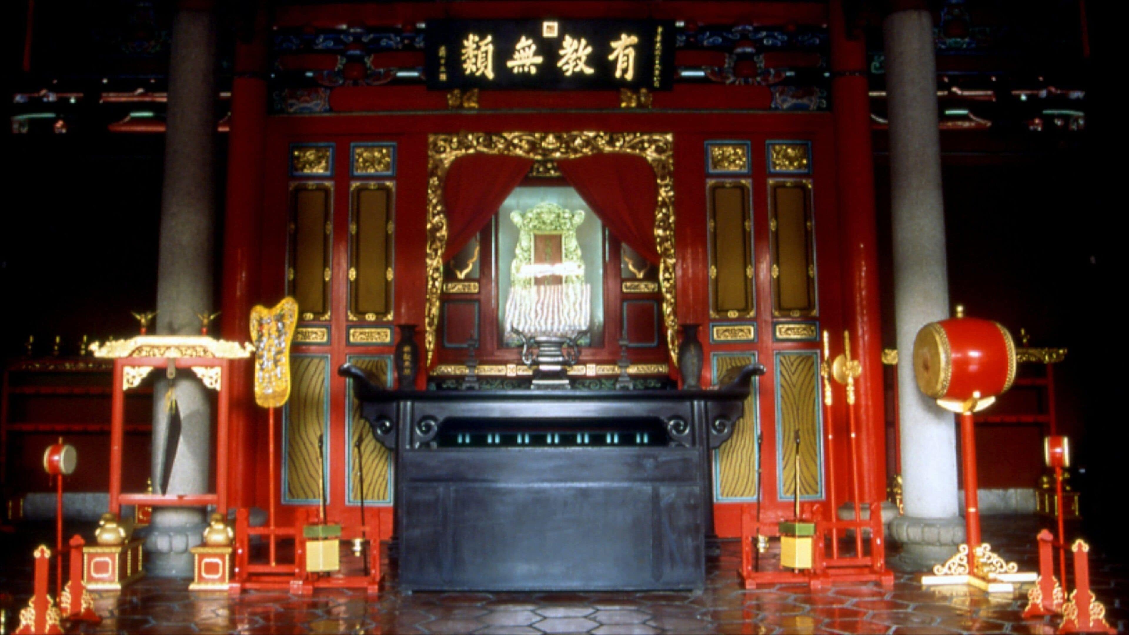 Confucius Temple showing religious elements, interior views and a temple or place of worship