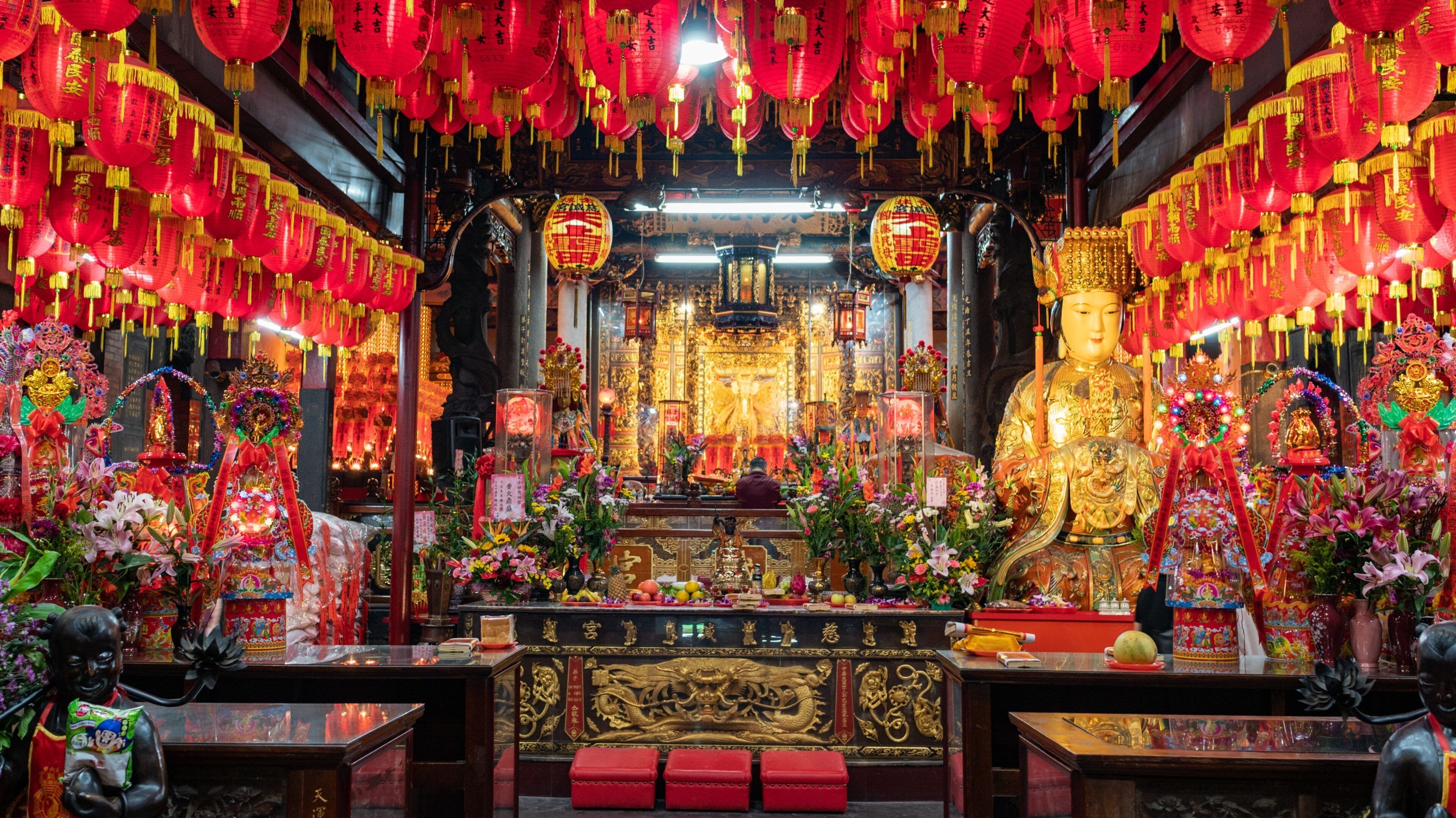 Shilin Night Market featuring heritage elements, interior views and a temple or place of worship