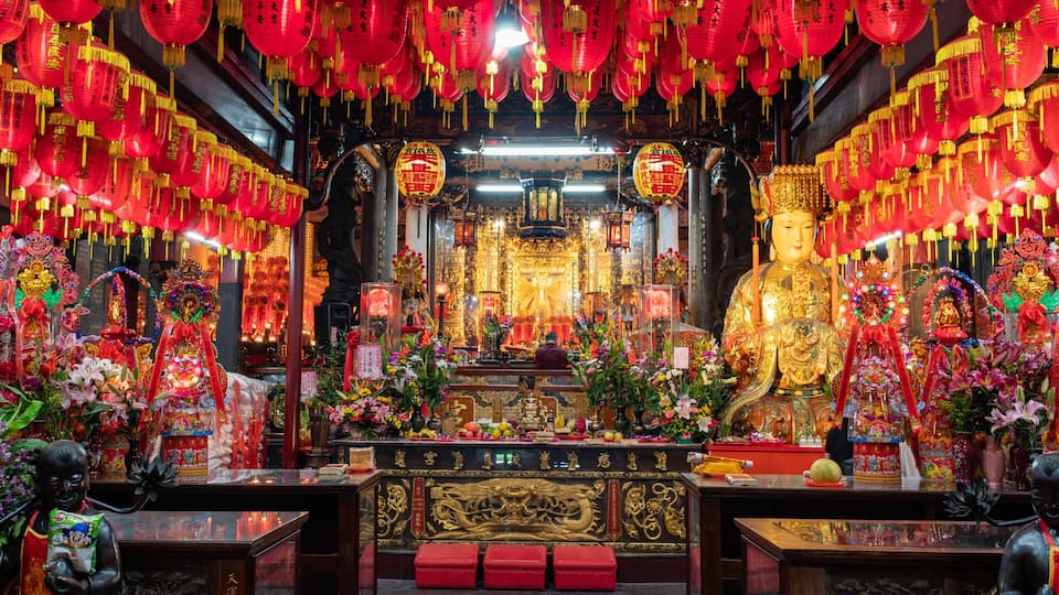 Shilin Night Market featuring heritage elements, interior views and a temple or place of worship