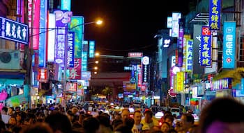 Shilin Night Market showing shopping, markets and signage