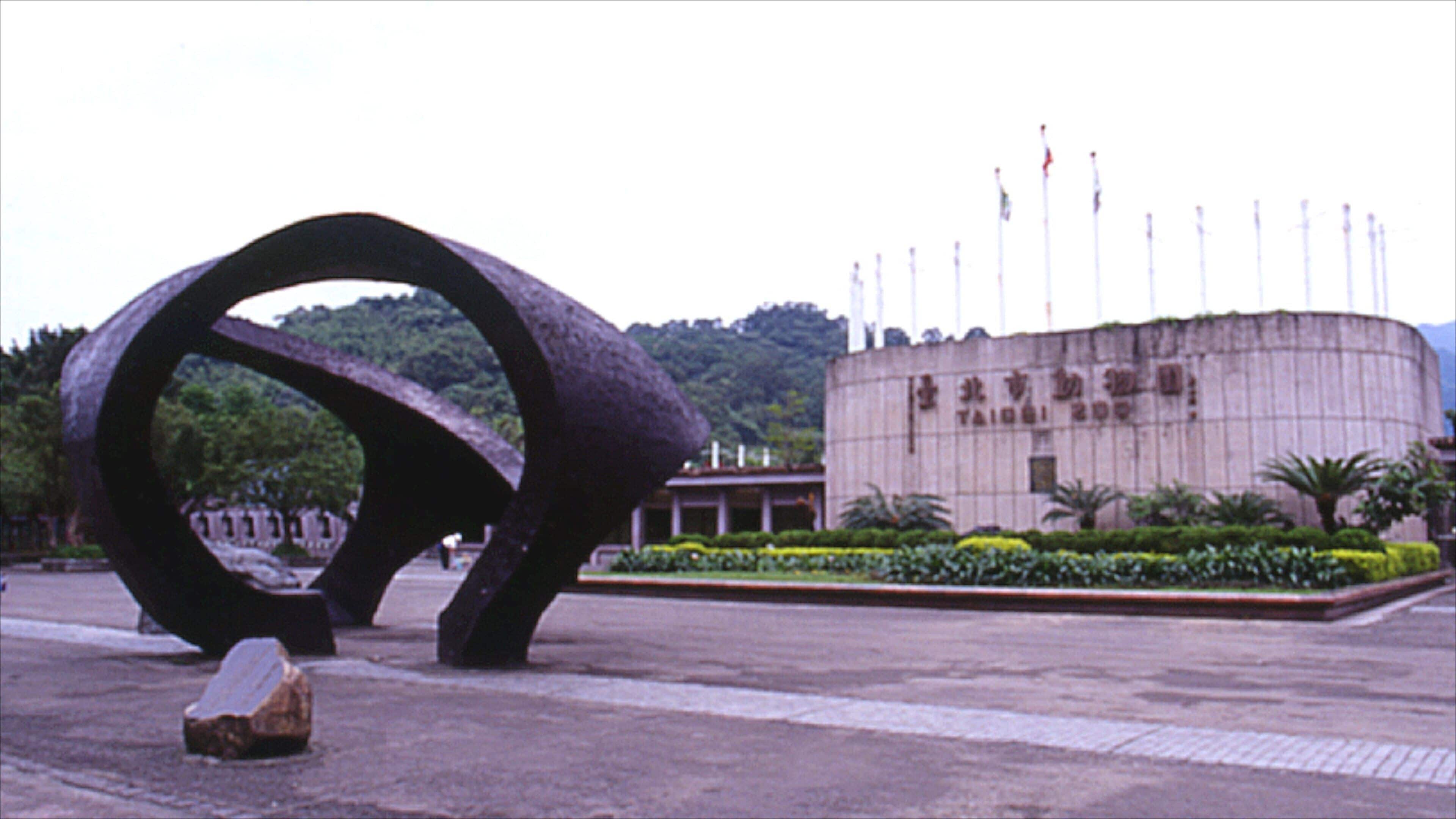 Zoo de Taipei mostrando arte al aire libre, animales del zoológico y señalización
