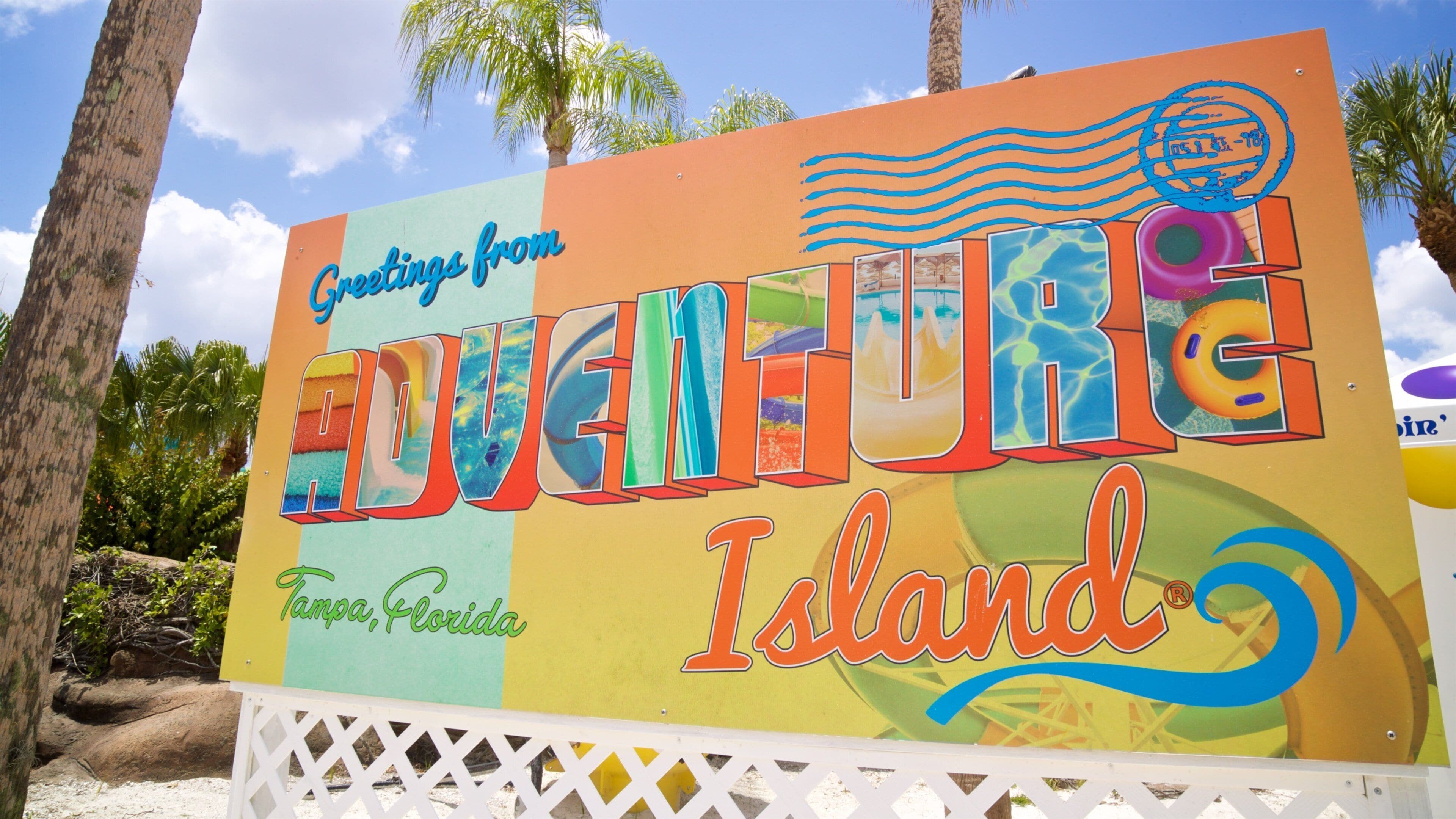 Une enseigne colorée portant les inscriptions « Salutations de Disney’s Epcot Island » et « Tampa, Floride ».
