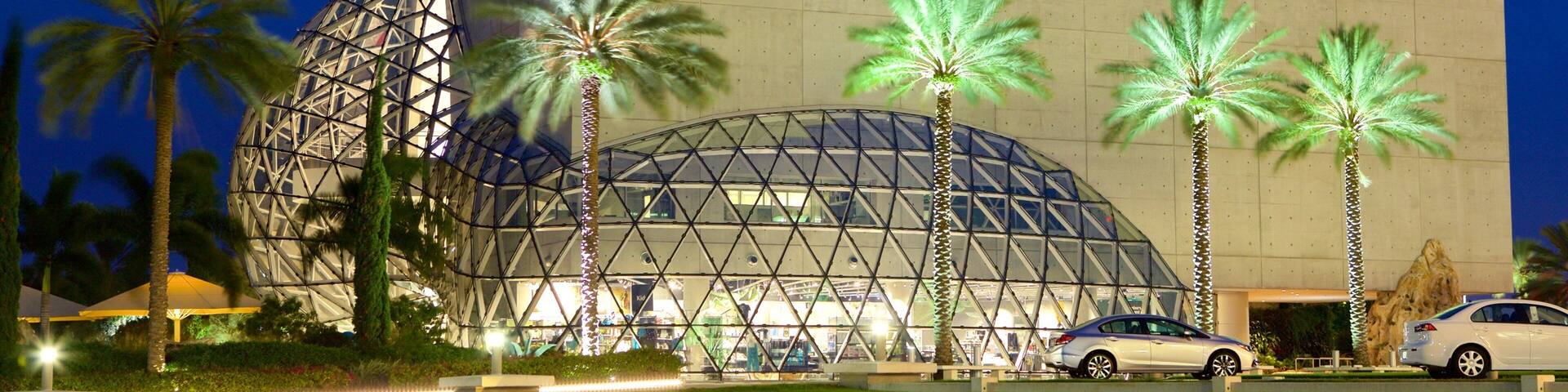 Salvador Dali Museum mit einem bei Nacht und moderne Architektur