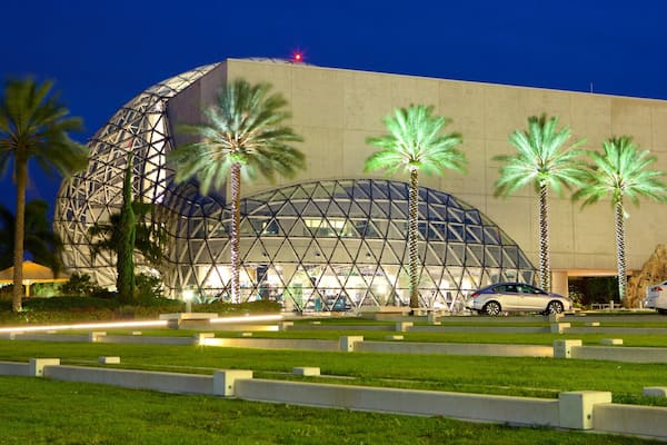 Salvador Dali Museum mit einem bei Nacht und moderne Architektur