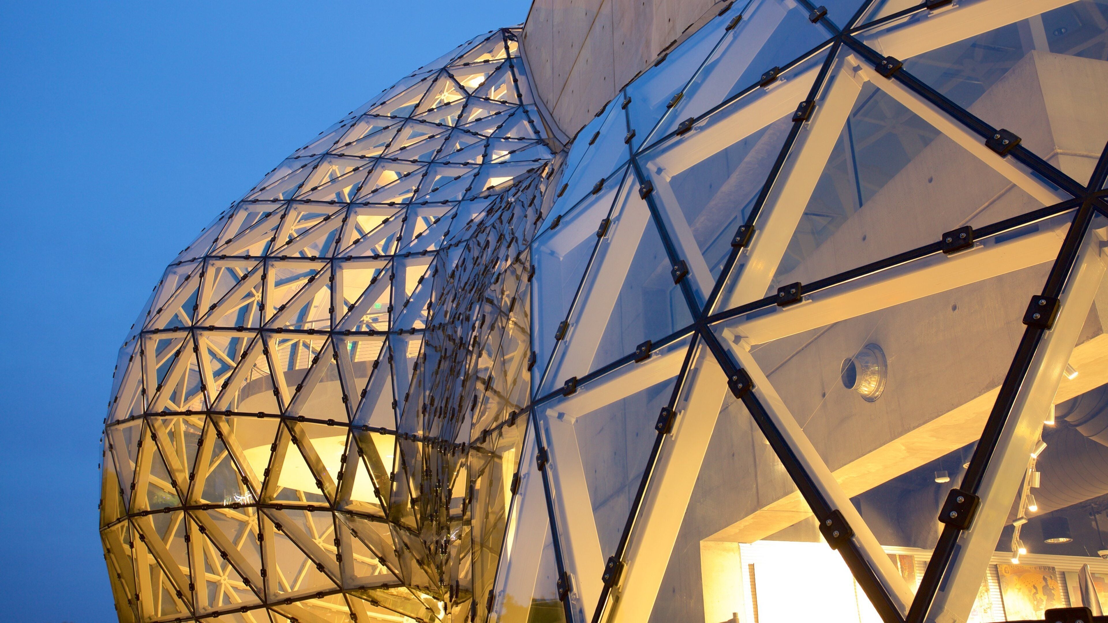 Salvador Dali Museum which includes modern architecture