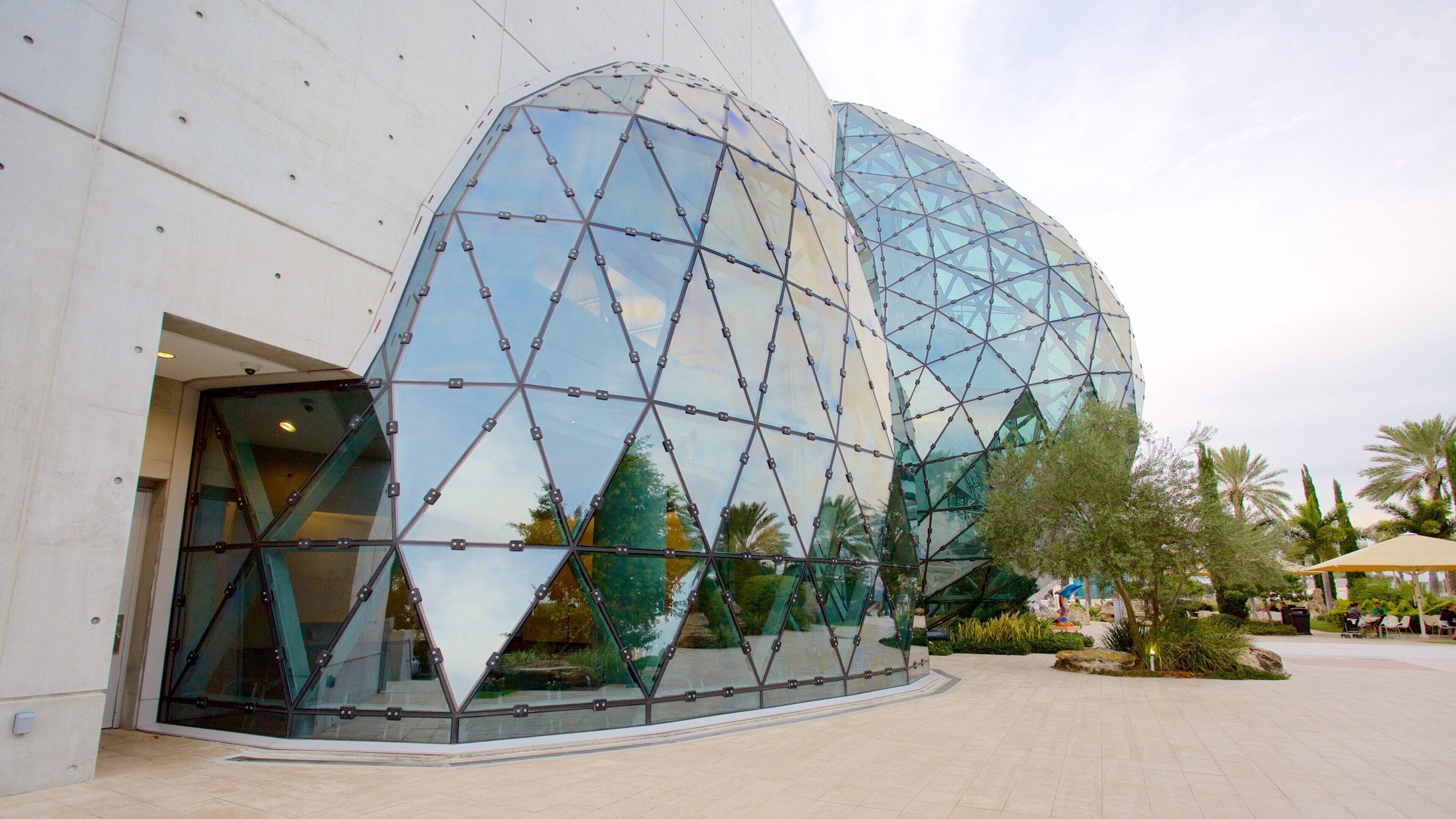 Salvador Dali Museum showing modern architecture