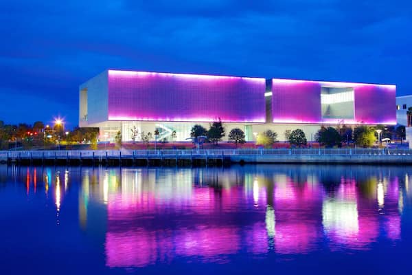 Tampa Museum of Art ofreciendo escenas nocturnas y una ciudad