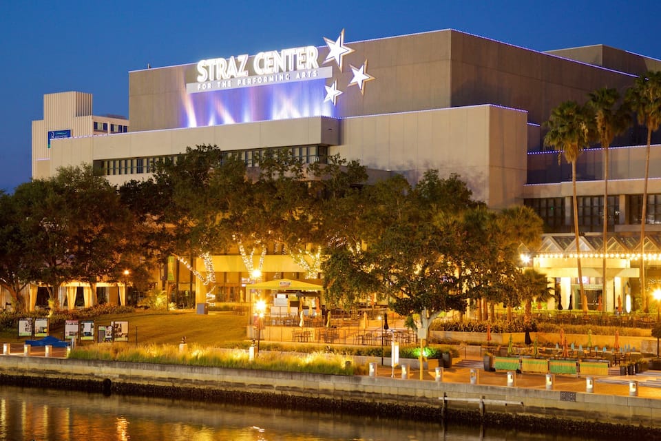 Edifici modern amb un cartell que diu "Straz Center for the Performing Arts" i palmeres al davant.