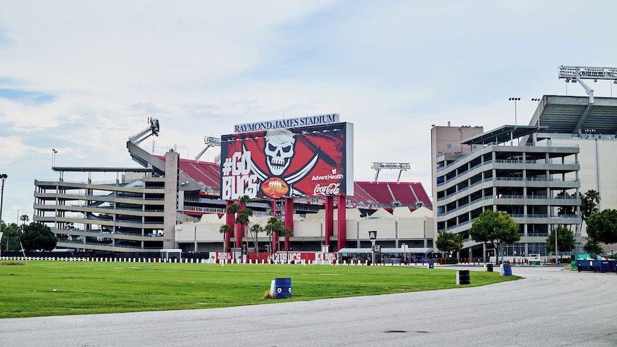 Tampa_RaymondJamesStadium_503050_03