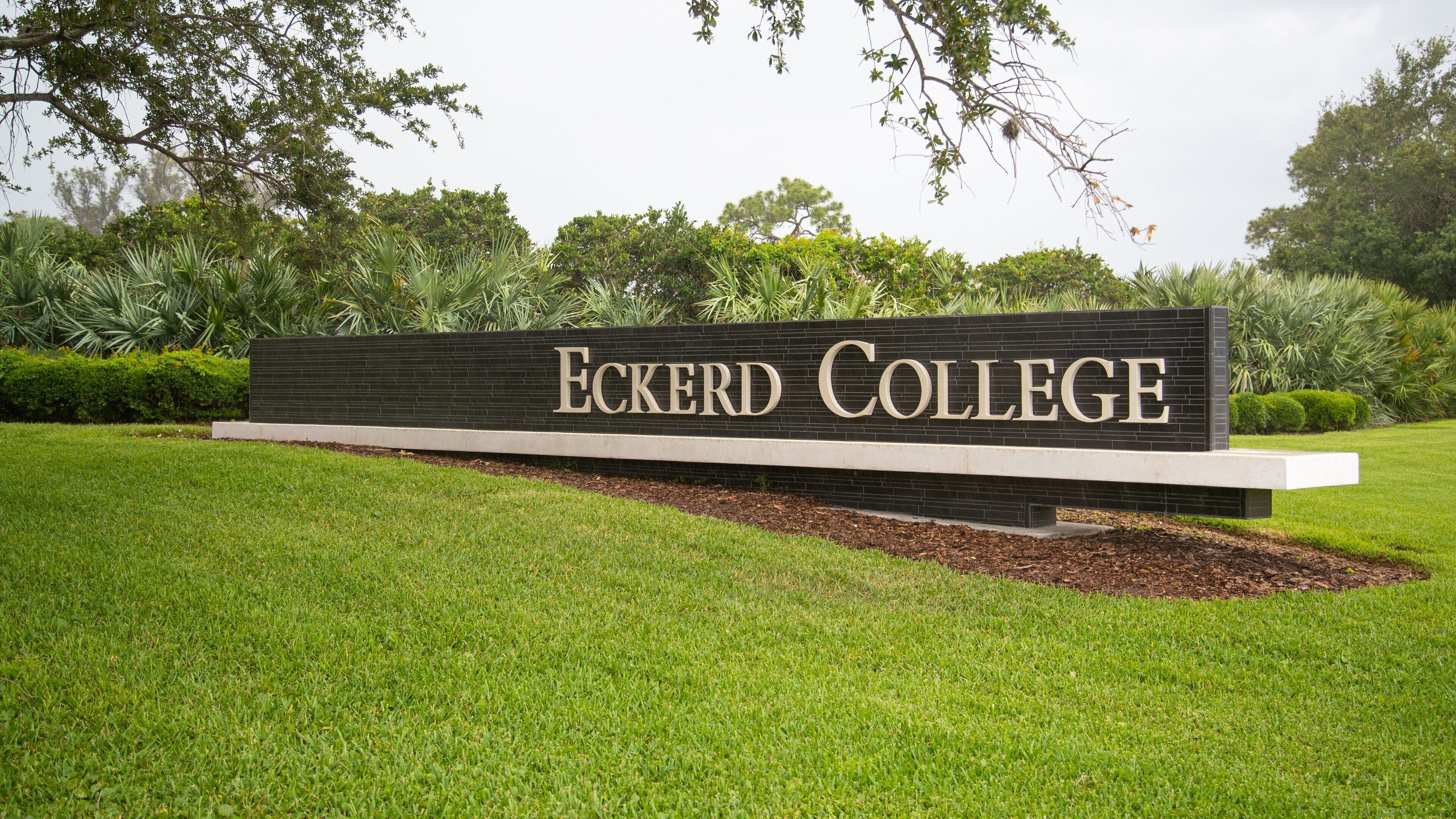 Eckerd College showing a park and signage