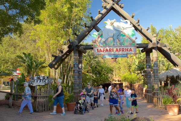 Der Eingang eines Zoos mit einem Schild für 'Safari Afrika' und 'Pinguin Strand'.