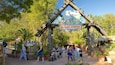 L’entrée d’un zoo, avec une pancarte indiquant « Safari Afrique » et « Plage des pingouins ».