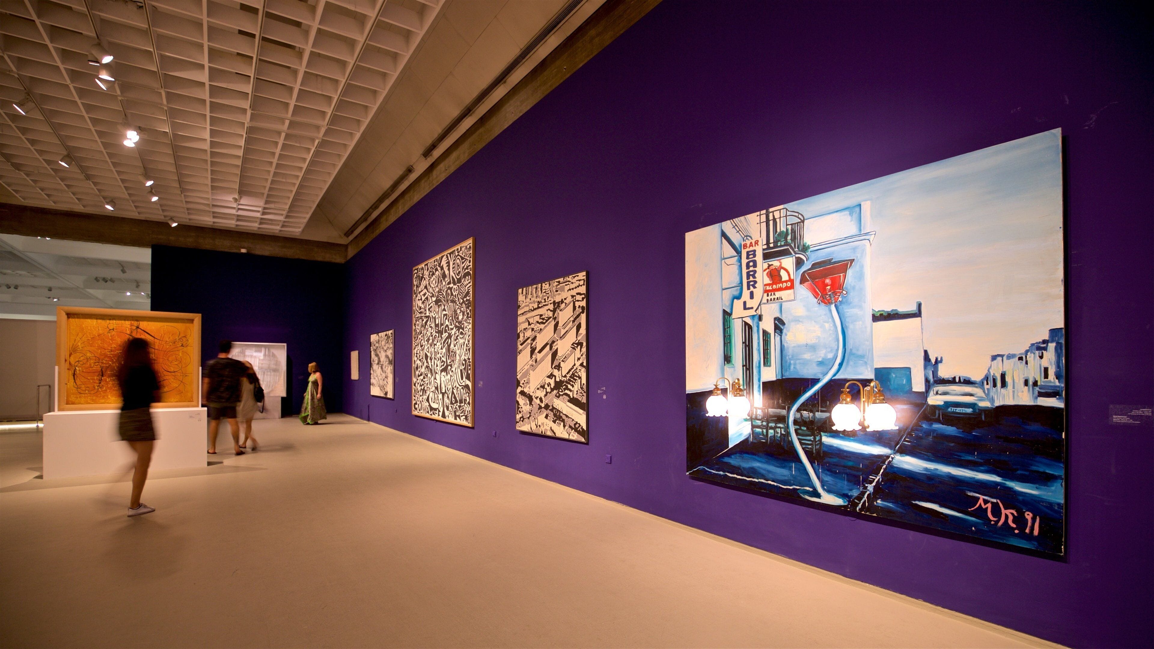 Tel Aviv kunstmuseum som inkluderer innendørs og kunst i tillegg til en liten gruppe med mennesker