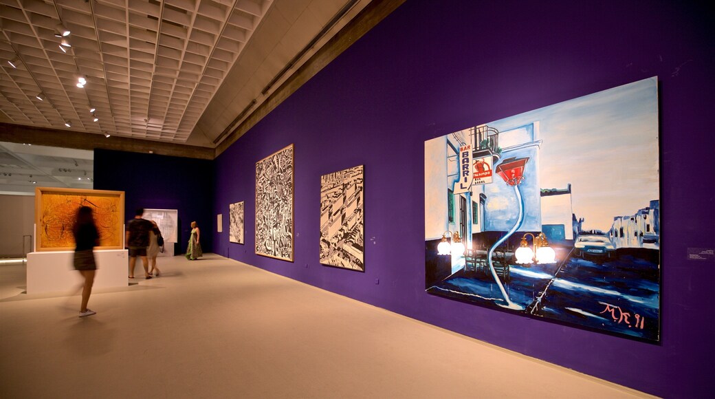 Tel Aviv kunstmuseum som inkluderer innendørs og kunst i tillegg til en liten gruppe med mennesker