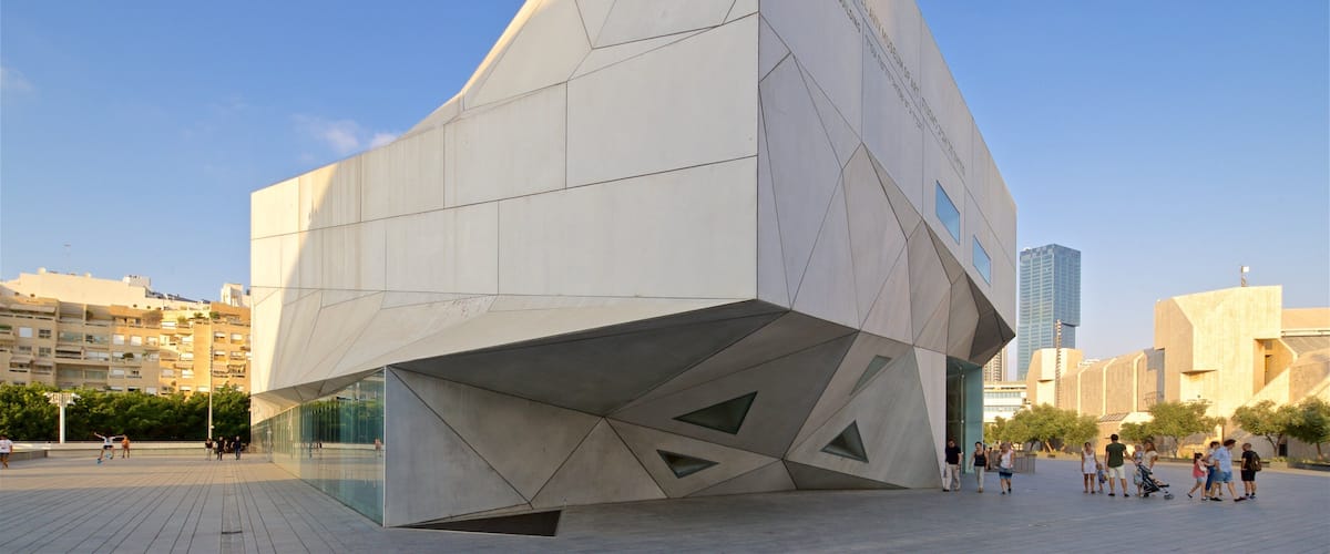 Museo de arte de Tel Aviv mostrando arquitectura moderna y una ciudad y también un pequeño grupo de personas