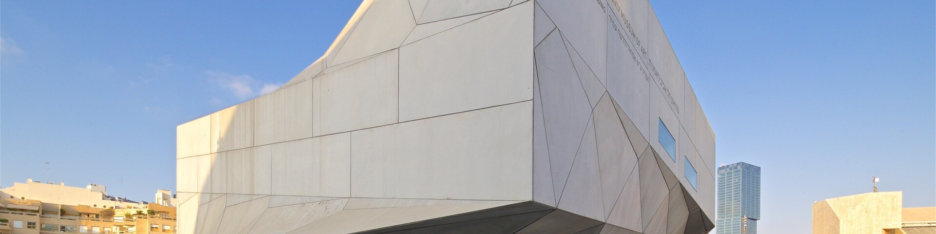 Museo de arte de Tel Aviv que incluye una ciudad y arquitectura moderna y también un pequeño grupo de personas