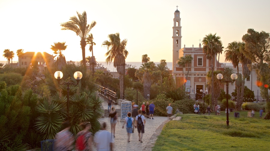 Kerk van St. Peter toont een zonsondergang, een tuin en een kerk of kathedraal