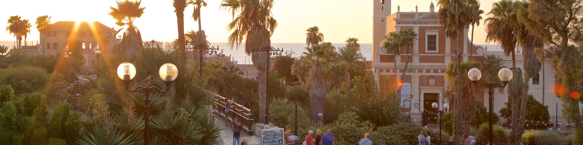 Igreja de São Pedro caracterizando uma igreja ou catedral, um parque e um pôr do sol