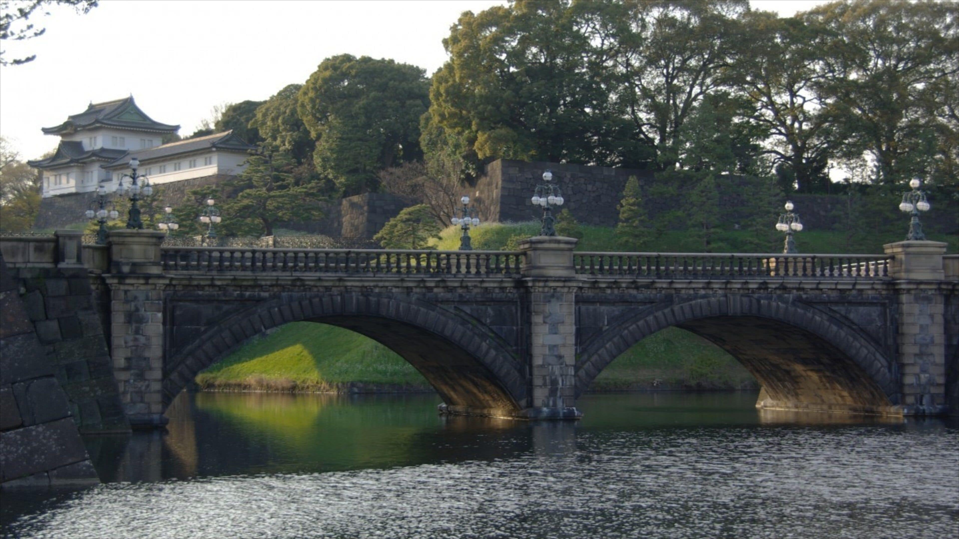 Palais impérial de Tokyo mettant en vedette lac ou étang, pont et patrimoine historique