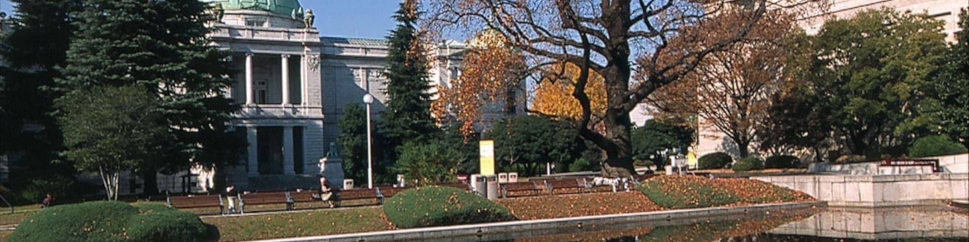 Museu Nacional de Tóquio que inclui um lago
