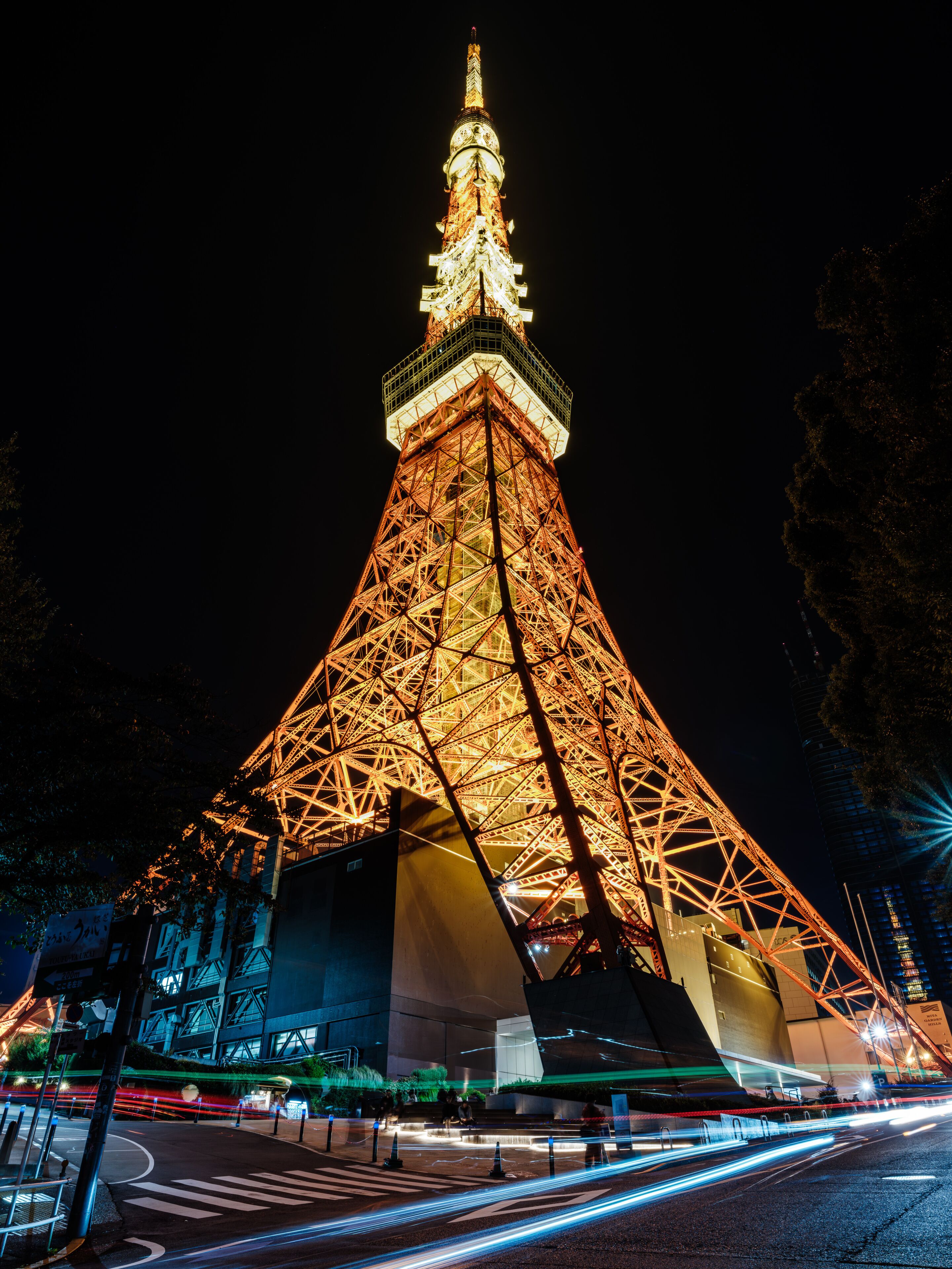 夜に輝く東京タワー　東京　縦構図