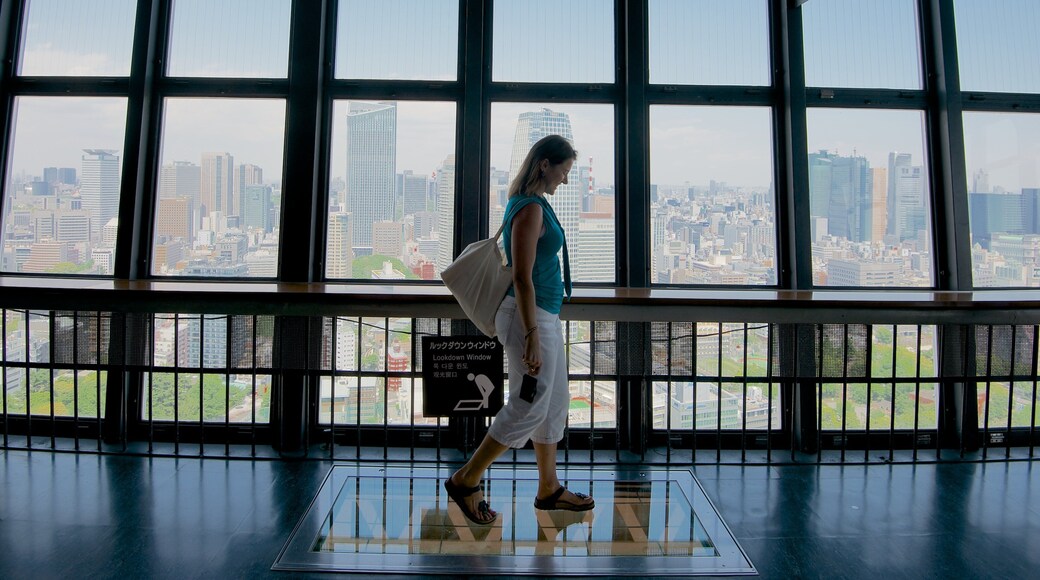 Torre de Tokio que incluye una ciudad, un edificio alto y vistas de interior