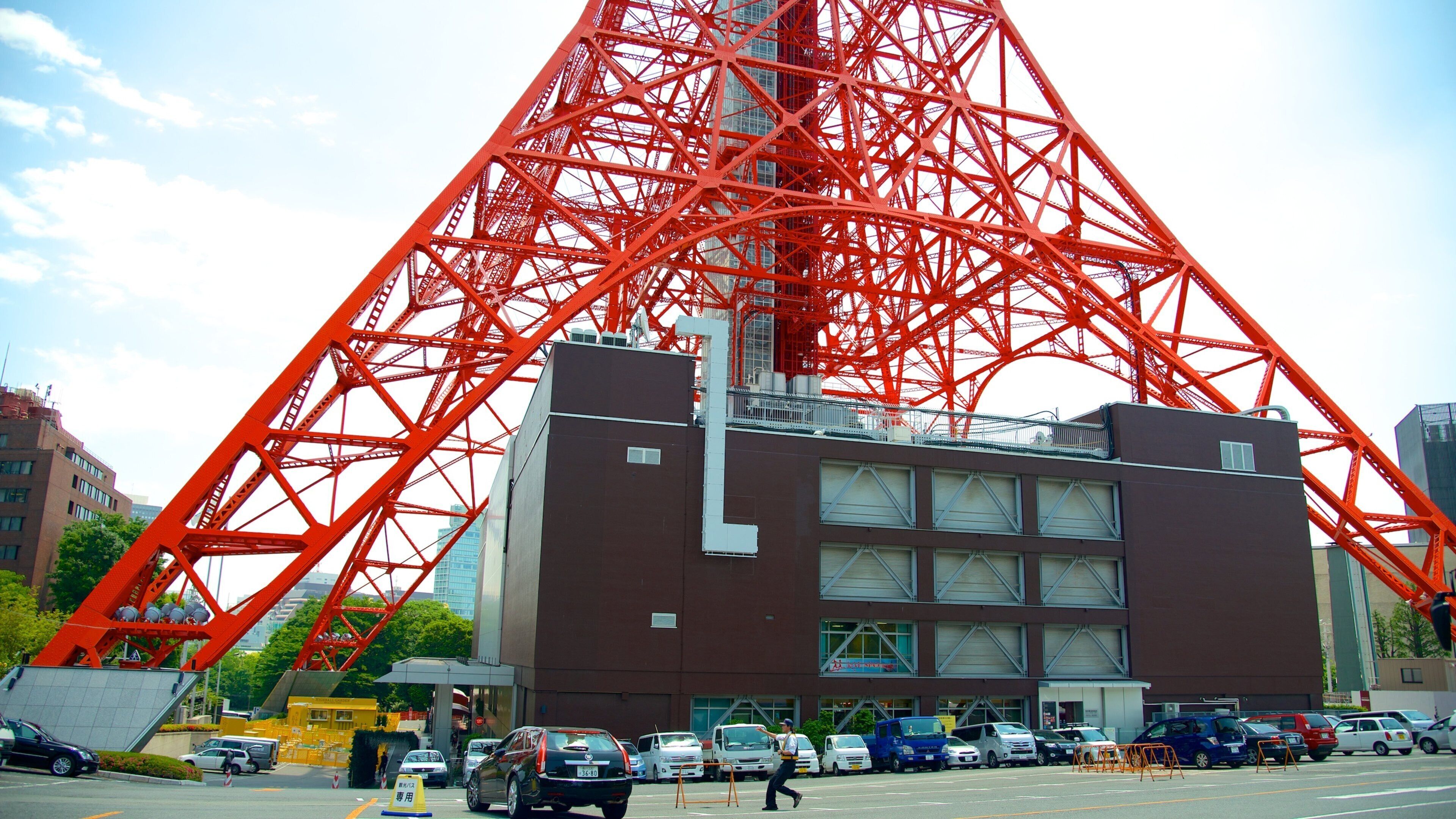 Tokyo Tower showing street scenes and a city