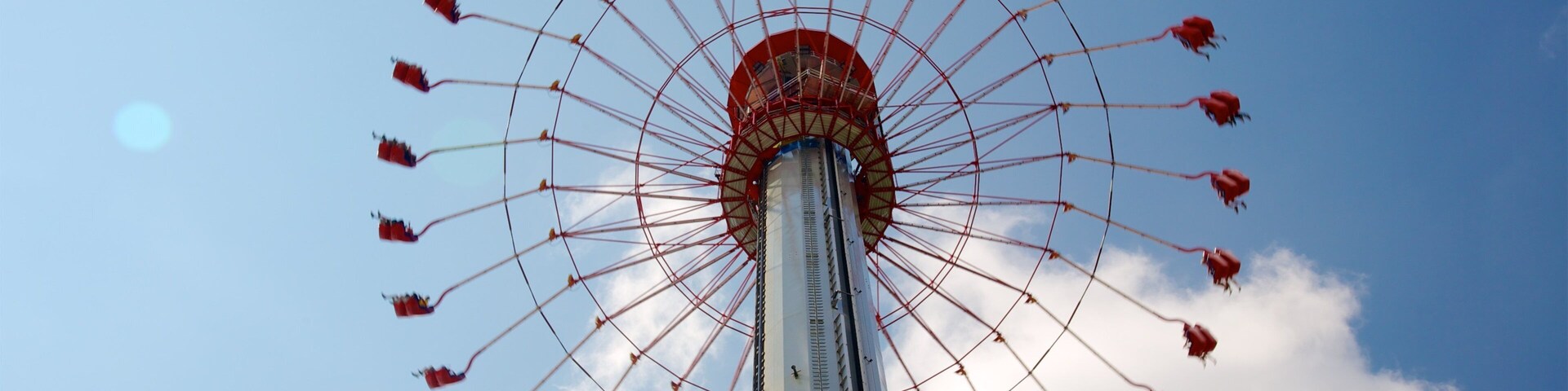 Uma roda gigante contra um céu limpo.