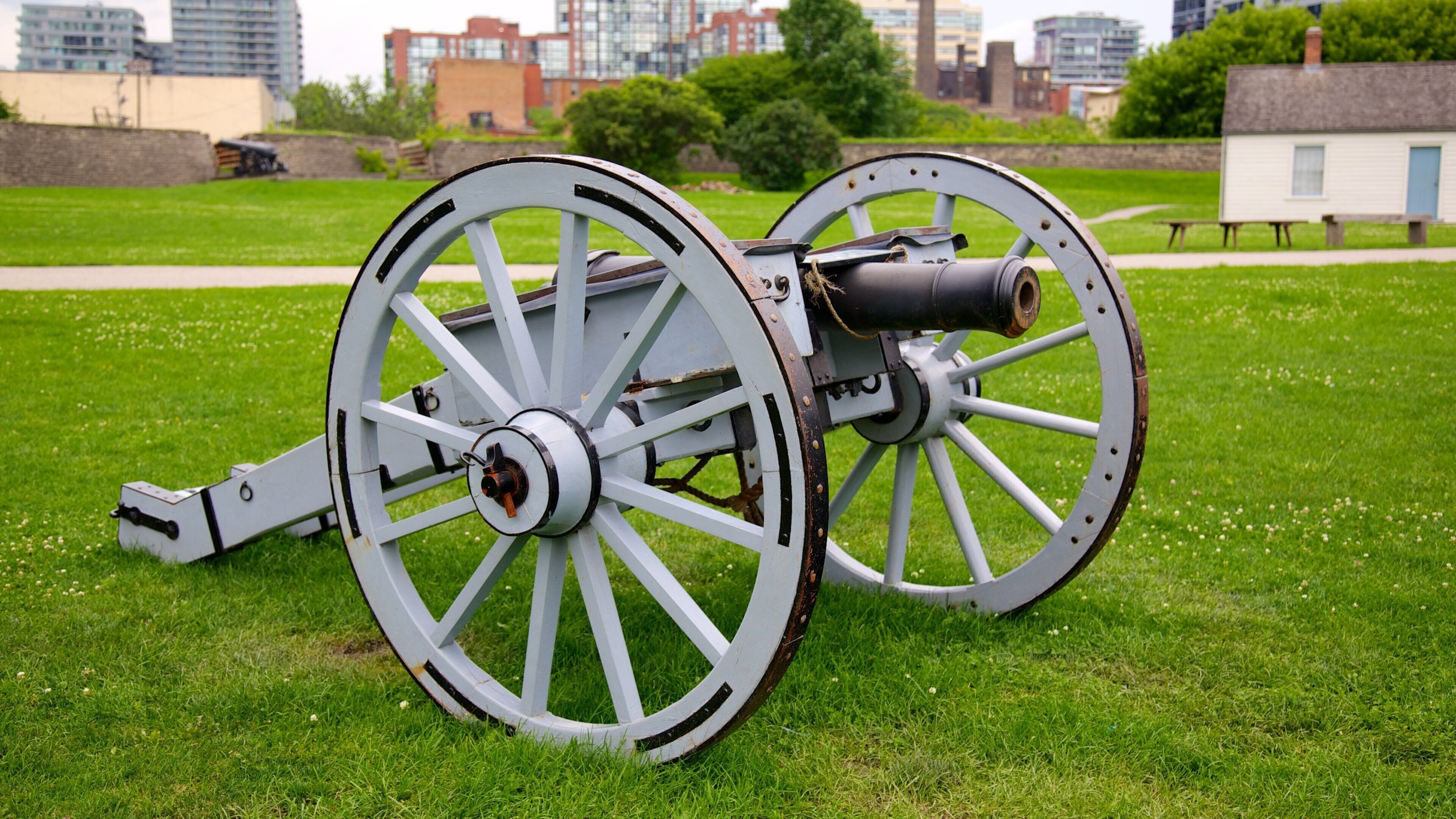 Site historique national de Fort York mettant en vedette mémorial et articles militaires