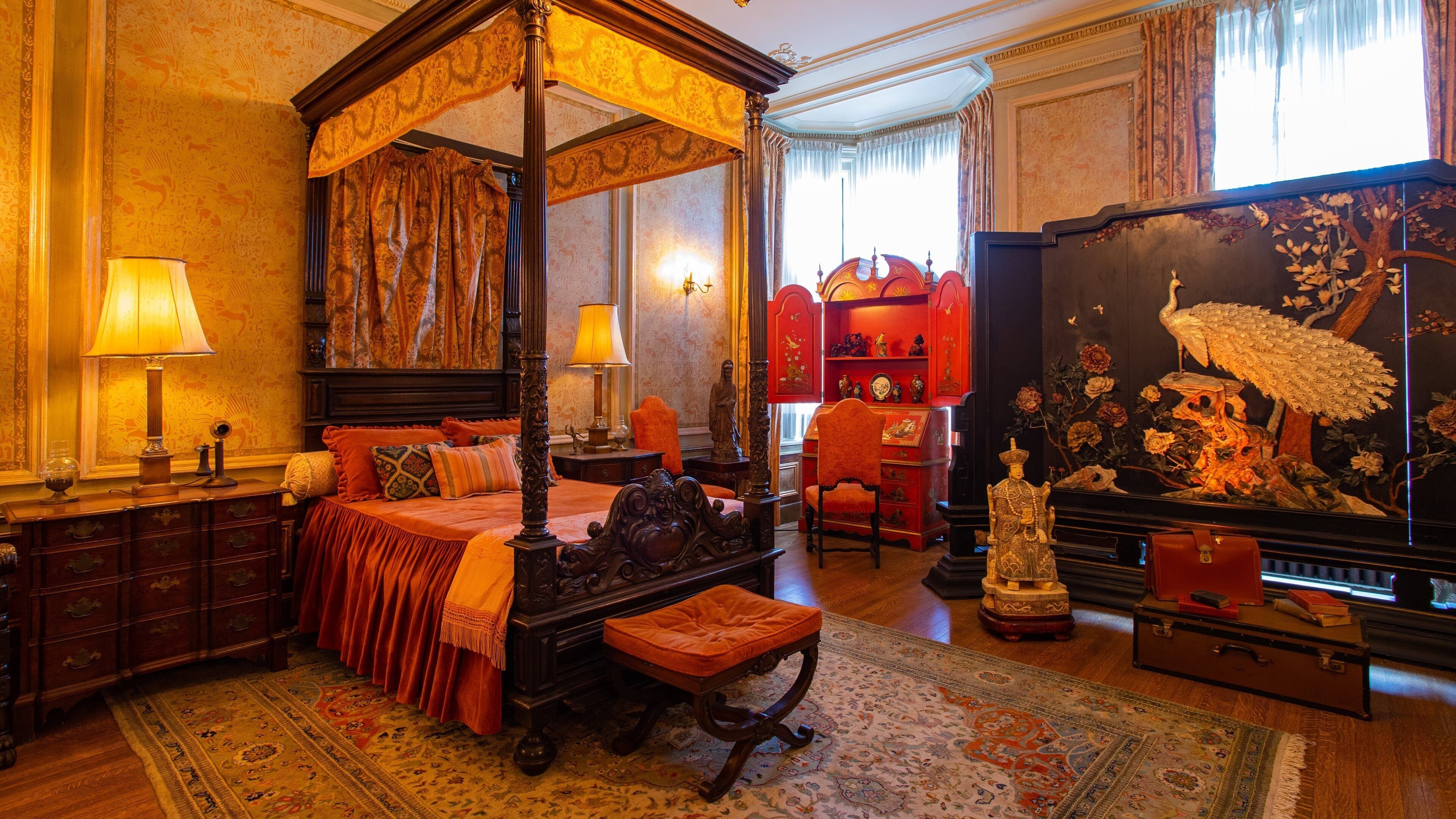 Casa Loma showing interior views, a house and heritage elements