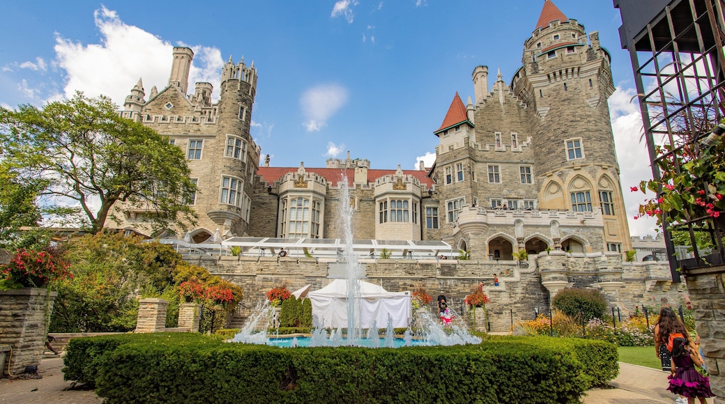 Casa Loma which includes heritage architecture, a fountain and chateau or palace