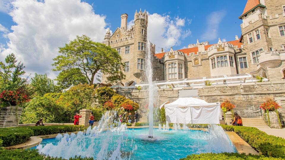 Casa Loma featuring heritage architecture and a fountain