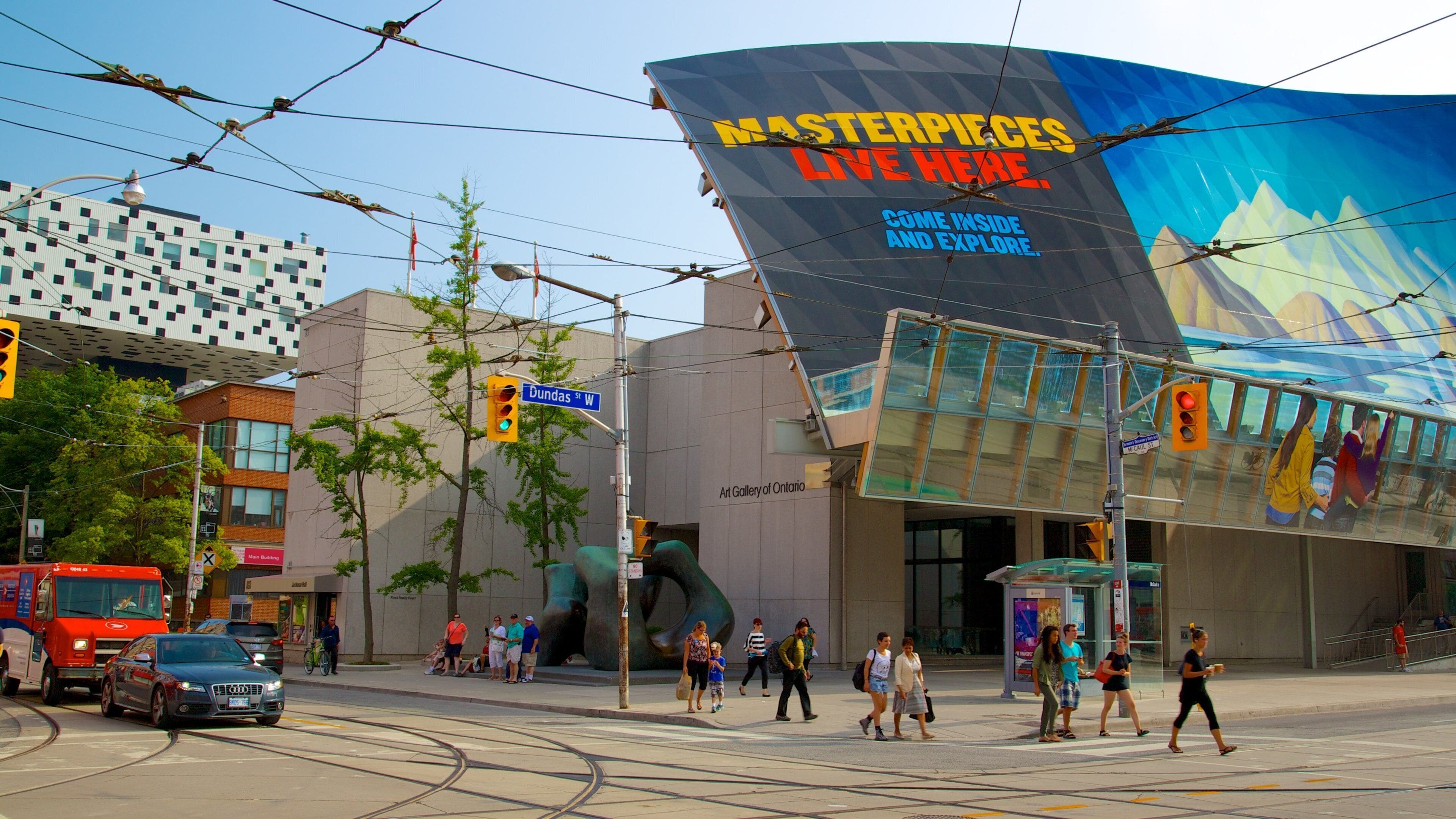 La Galería de Arte de Ontario con un cartel grande que dice 'Maestras obras viven aquí'.